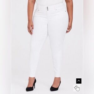Torrid sz 30 short White Jegging - Super Stretch EUC